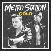 El texto musical PLAY IT COOL de METRO STATION también está presente en el álbum Gold (2014)