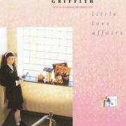 El texto musical LOVE WORE A HALO (BACK BEFORE THE WAR) de NANCI GRIFFITH también está presente en el álbum Little love affairs (1988)