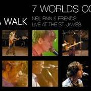 El texto musical THERE IS A LIGHT THAT NEVER GOES OUT de NEIL FINN también está presente en el álbum 7 worlds collide (2001)