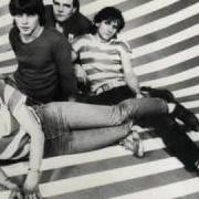 El texto musical STRANGERS de NENA también está presente en el álbum The stripes (1980)