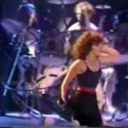 El texto musical WE LIVE FOR LOVE de PAT BENATAR también está presente en el álbum Live from earth (1983)