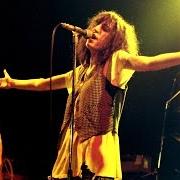 El texto musical DANCING BAREFOOT de PATTI SMITH también está presente en el álbum Wave (1979)