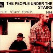 El texto musical LOS ANGELES DAZE de PEOPLE UNDER THE STAIRS también está presente en el álbum The next step (1998)