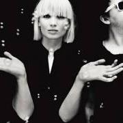 El texto musical SUICIDE de THE RAVEONETTES también está presente en el álbum In and out of control (2009)