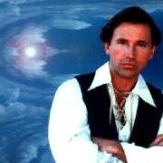 El texto musical NO TE PARECES A MI de RICARDO MONTANER también está presente en el álbum Una mañana y un camino (1994)