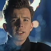 El texto musical SHE WANTS TO DANCE WITH ME de RICK ASTLEY también está presente en el álbum Hold me in your arms (1988)