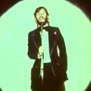 El texto musical OUT ON THE STREETS de RINGO STARR también está presente en el álbum Ringo the 4th (1977)