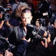 El texto musical LIFE THRU A LENS de ROBBIE WILLIAMS también está presente en el álbum Life thru a lens (1997)