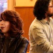 El texto musical LONELY AVENUE de ROBIN MCKELLE también está presente en el álbum Mess around (2010)