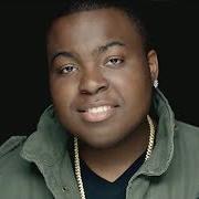 El texto musical HOLD THAT de SEAN KINGSTON también está presente en el álbum Back 2 life (2013)