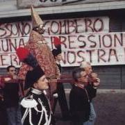 El texto musical RIGURGITO ANTIFASCISTA de 99 POSSE también está presente en el álbum Curre curre guagliò (1993)