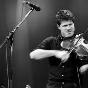 El texto musical JUDGE NOT A MAN de SETH LAKEMAN también está presente en el álbum The well worn path (2018)