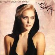 El texto musical SERA DI DICEMBRE de ANNA OXA también está presente en el álbum E' tutto un attimo (1986)