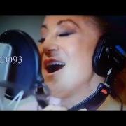 El texto musical SI JE CHANTE ENCORE de SHEILA también está presente en el álbum Solide (2012)