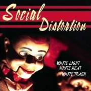 El texto musical DON'T DRAG ME DOWN de SOCIAL DISTORTION también está presente en el álbum White light, white heat, white trash (1996)