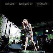 El texto musical WORLD LOOKS RED de SONIC YOUTH también está presente en el álbum Battery park, nyc: july 4th 2008 (2019)