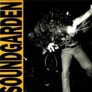 El texto musical GUN de SOUNDGARDEN también está presente en el álbum Louder than love (1990)