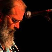 El texto musical THE GRAVEYARD SHIFT de STEVE EARLE también está presente en el álbum The mountain (1999)