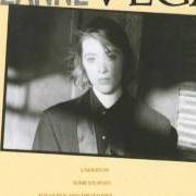 El texto musical SMALL BLUE THING de SUZANNE VEGA también está presente en el álbum Suzanne vega (1985)