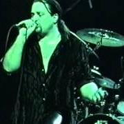 El texto musical SMOKE AND MIRRORS de SYMPHONY X también está presente en el álbum Live on the edge of forever (2001)