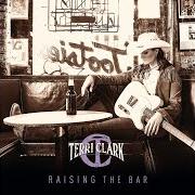El texto musical AS LONG AS THERE'S A BAR de TERRI CLARK también está presente en el álbum Raising the bar (2018)