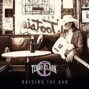 El texto musical WEDDINGS, FUNERALS, AND EMPTY HOTEL BARS de TERRI CLARK también está presente en el álbum Raising the bar (2018)