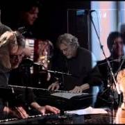 El texto musical HOLD ON TO THE HOUSE de TERRY ALLEN también está presente en el álbum Bottom of the world (2013)