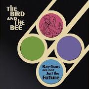 El texto musical PUNCH YOU IN THE EYE de THE BIRD AND THE BEE también está presente en el álbum Ray guns are not just the future (2009)