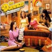 El texto musical WHO INVITED YOU de THE DONNAS también está presente en el álbum Spend the night