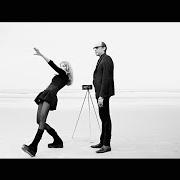 El texto musical JUST COME BACK ALIVE de ARIELLE DOMBASLE también está presente en el álbum Empire (2020)