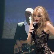 El texto musical QUIEN SERA (SWAY) de ARIELLE DOMBASLE también está presente en el álbum Amor amor (2004)