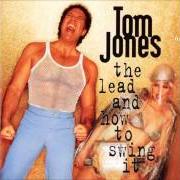 El texto musical LIFT ME UP de TOM JONES también está presente en el álbum The lead and how to swing it