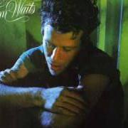 El texto musical RED SHOES BY THE DRUGSTORE de TOM WAITS también está presente en el álbum Blue valentine (1978)