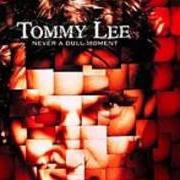 El texto musical SUNDAY de TOMMY LEE también está presente en el álbum Never a dull moment (2002)
