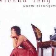 El texto musical FEATHER MOON de VIENNA TENG también está presente en el álbum Warm strangers (2004)