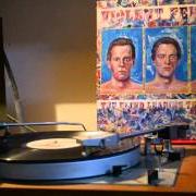 El texto musical CHILDREN OF THE REVOLUTION de VIOLENT FEMMES también está presente en el álbum The blind leading the naked (1986)