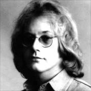 El texto musical MUTINEER de WARREN ZEVON también está presente en el álbum Mutineer (1995)