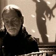 El texto musical DARKNESS ON THE FACE OF THE EARTH de WILLIE NELSON también está presente en el álbum Teatro (1998)