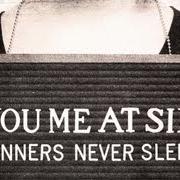 El texto musical NO ONE DOES IT BETTER de YOU ME AT SIX también está presente en el álbum Sinners never sleep (2011)