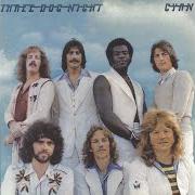 El texto musical RIDIN' THUMB de THREE DOG NIGHT también está presente en el álbum Cyan (1973)