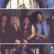 El texto musical INNOCENT CHILD de AXEL RUDI PELL también está presente en el álbum Between the walls (1994)