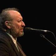 El texto musical I'M WALKING HERE de COLIN HAY también está presente en el álbum Fierce mercy (2017)