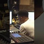 El texto musical LET ME KNOW de BLACK MILK también está presente en el álbum Everybody good? (2023)