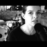 El texto musical VIELLEICHT IST KEINE ANTWORT de YVONNE CATTERFELD también está presente en el álbum Lieber so (2013)