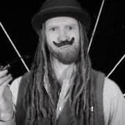 El texto musical CLOUDS de NEWTON FAULKNER también está presente en el álbum Write it on your skin (2012)