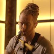 El texto musical STAY AND TAKE de NEWTON FAULKNER también está presente en el álbum Human love (2015)