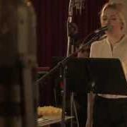 El texto musical SONG FOR JO de SCARLETT JOHANSSON también está presente en el álbum Anywhere i lay my head (2008)