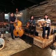 El texto musical THE ONCE AND FUTURE CARPENTER de THE AVETT BROTHERS también está presente en el álbum The carpenter (2012)