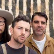El texto musical BACKWARDS WITH TIME de THE AVETT BROTHERS también está presente en el álbum The gleam (2011)