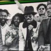 El texto musical REGGAE TO BONE de THE GLADIATORS también está presente en el álbum Reggae to bone (1982)
